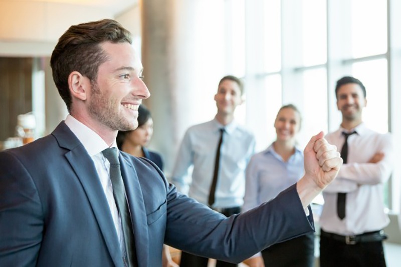 Homem se sobressaindo sobre outros após fazer o pitch ideal