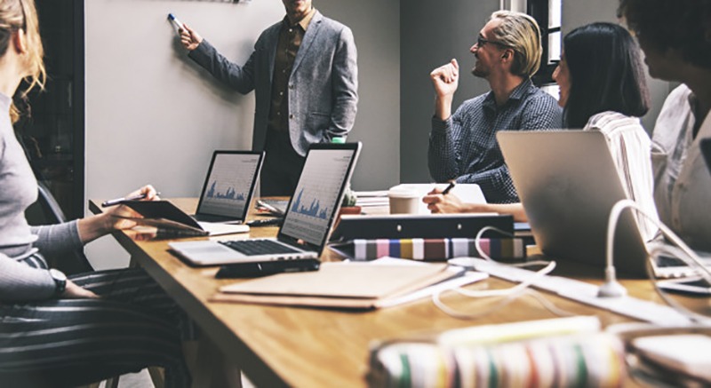 Homem fazendo reunião profissional sobre método lean startup