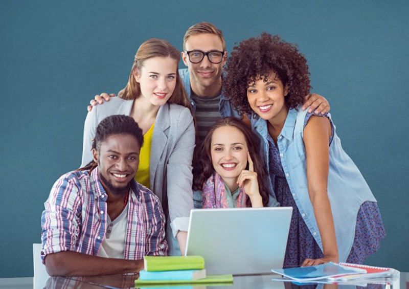 Alunos e professor reunidos em frente ao notebook