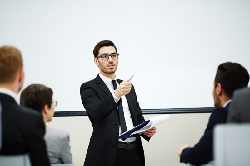 Homem dando palestra usando o pitch ideal