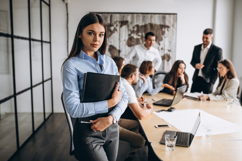 Mulher em reunião de trabalho sobre a metodologia lean