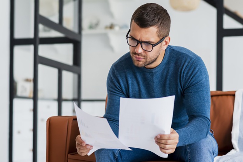 Homem pensando em soluções com um mindset empreendedor