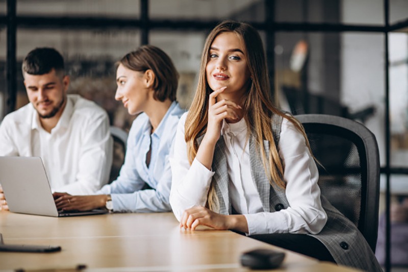 Mulher confiante em reunião de trabalho