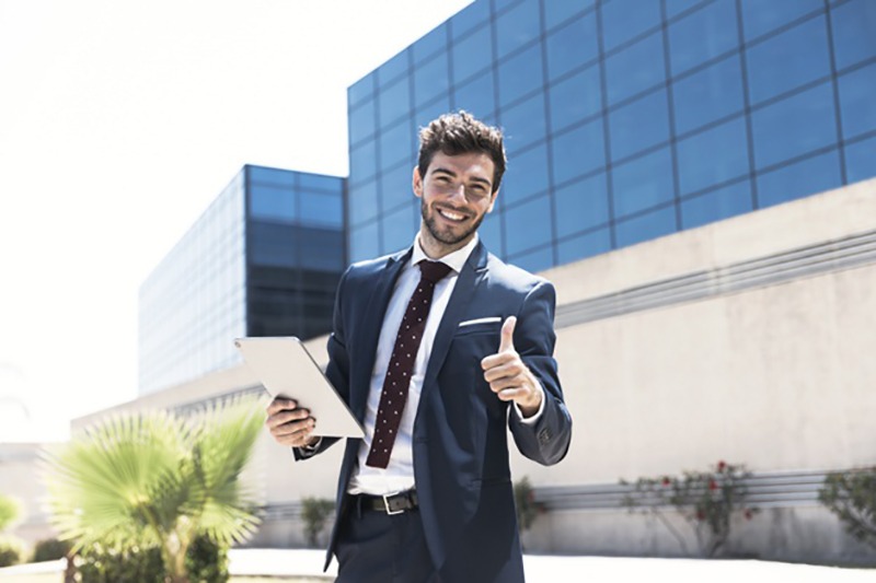 Empresário feliz e satisfeito com a metodologia lean