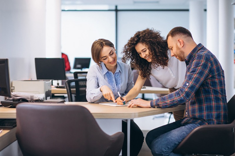 Pessoas fazendo um brainstorm no trabalho